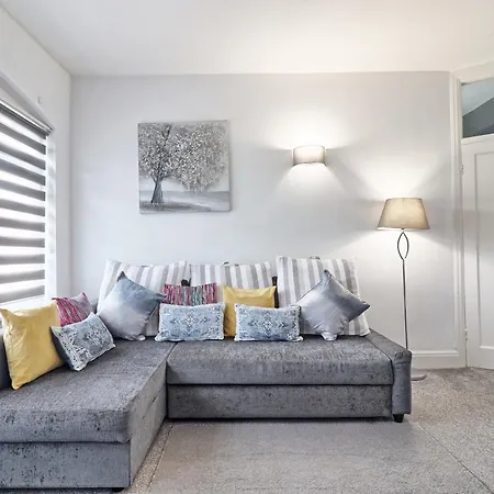 Luxury 3-Bed Apartment Near To London With Parking
